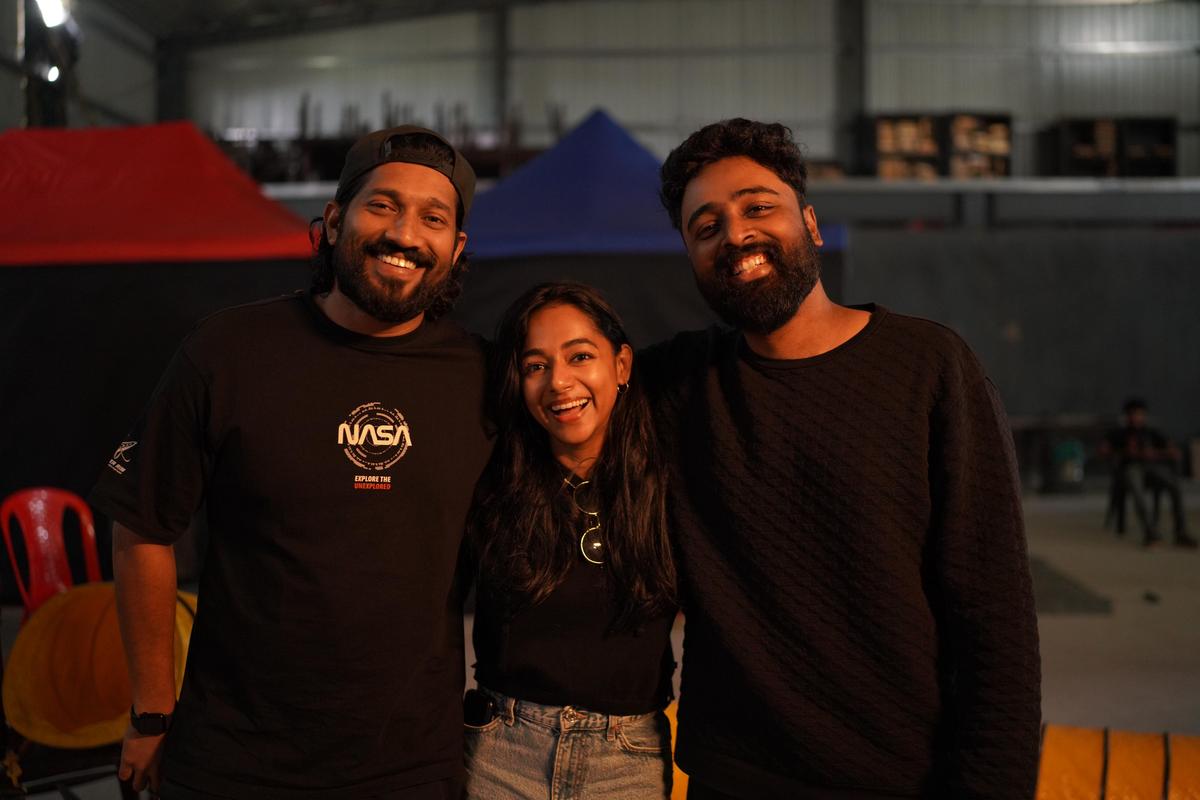 (ఎల్ఆర్) డొమినిక్ అరుణ్, సంతి బాలచంద్రన్ మరియు నిమిష్ రవి (ఎల్ఆర్) డొమినిక్ అరుణ్, సంతి బాలచంద్రన్ మరియు నిమిష్ రవి